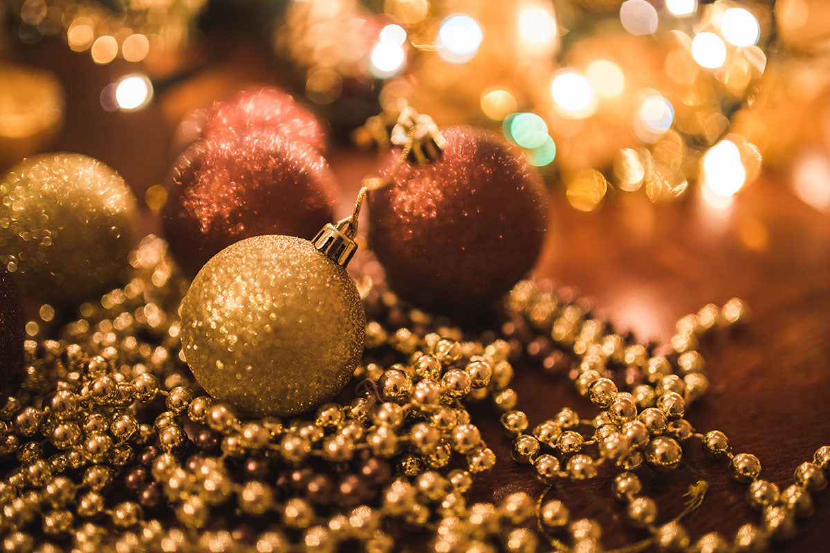 Xmas-image-of-red-an-yellow-baubles